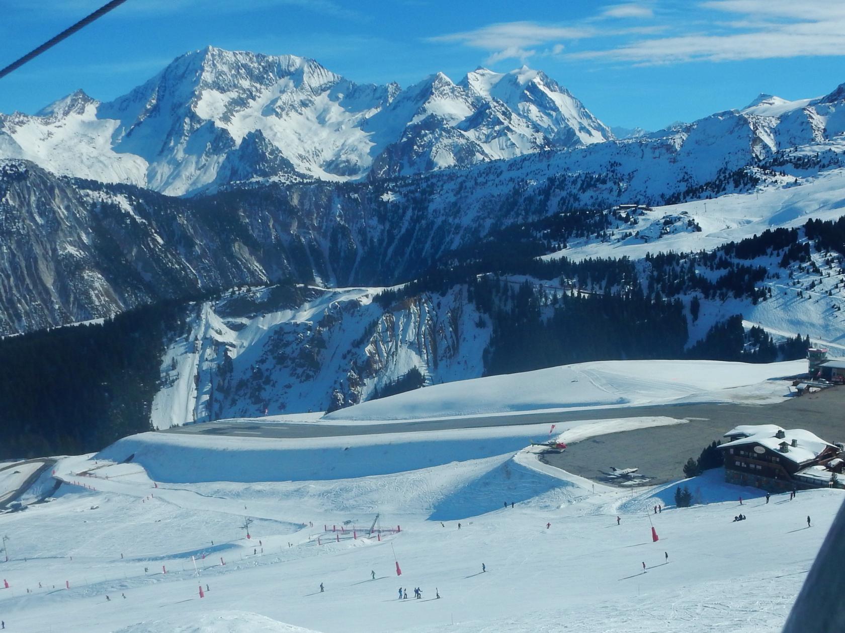 Altiport_de_Courchevel,_Courchevel_Airport_(CVF)_-_panoramio.jpg