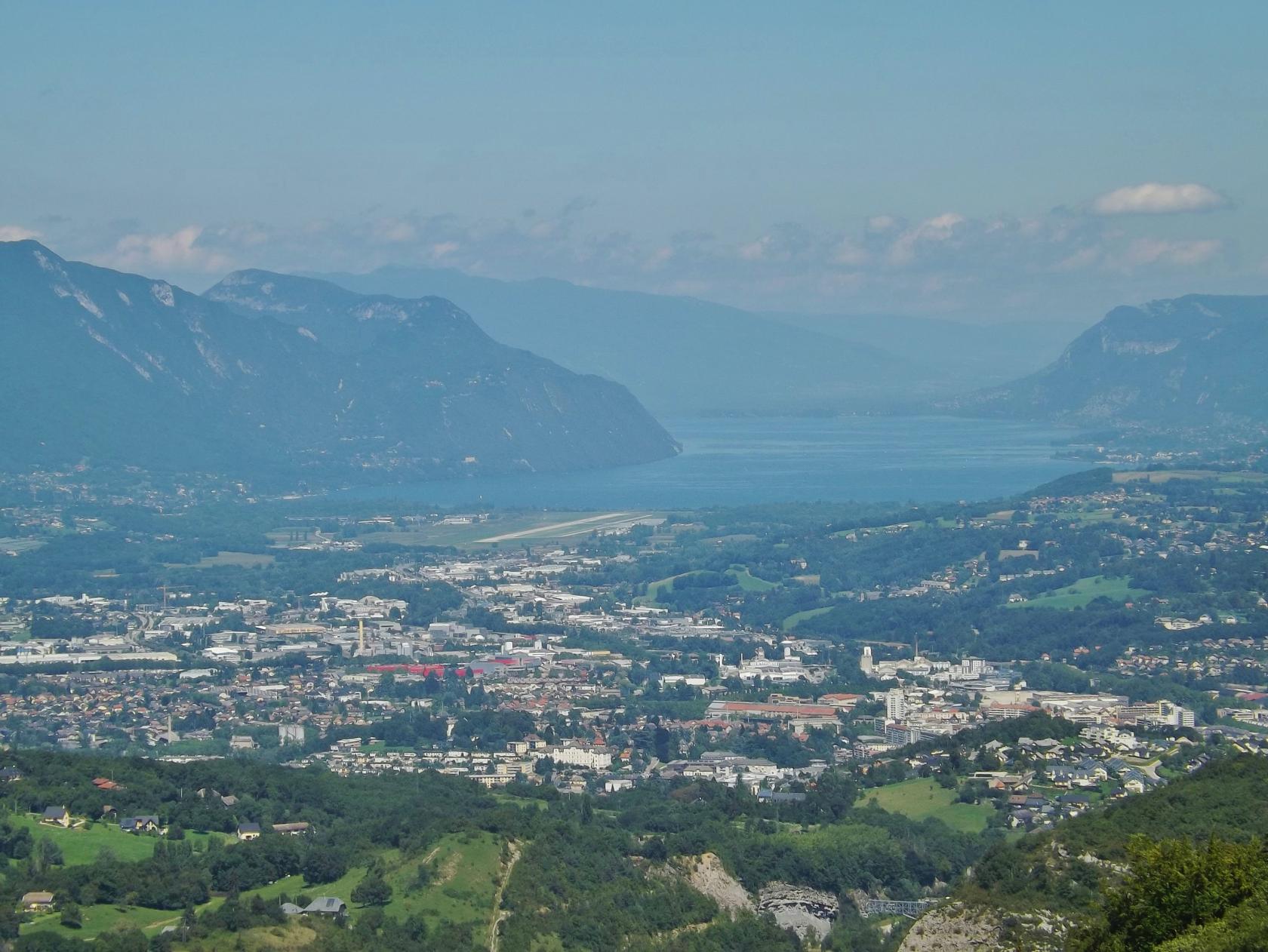 Panorama_Chambéry_-_Lac_du_Bourget_(2014).jpg